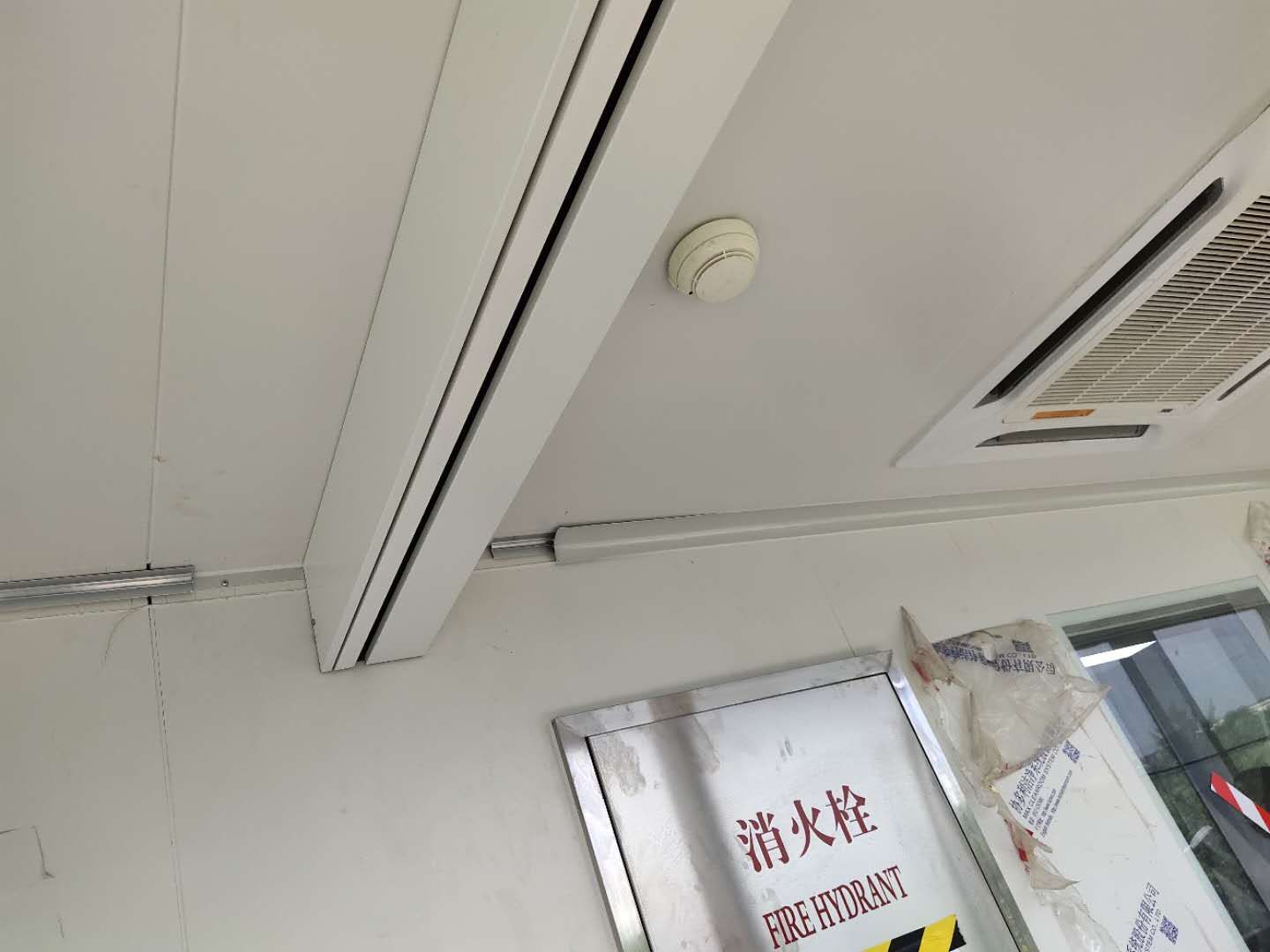 電動(dòng)擋煙垂壁安裝現(xiàn)場